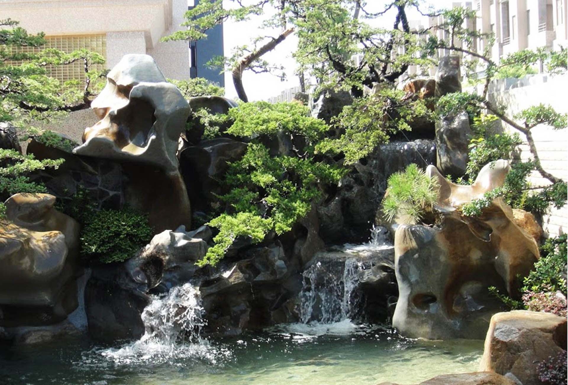 石砌流水池 壯麗美景